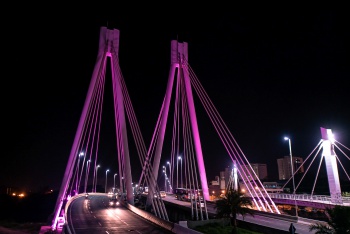 Ponte da Passagem com iluminação referente ao Outubro Rosa