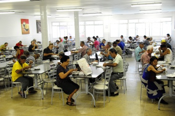 pessoas almoçando no restaurante popular