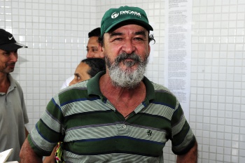 Senhor na fila do restaurante popular