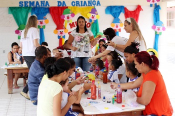 Crianças participam da oficina ao lado dos pais