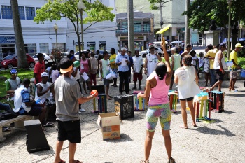 Moradores de rua apresentando suas artes