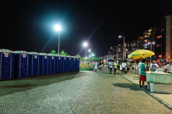 Réveillon 2016 na Praia de Camburi - Banheiros químicos instalados no calçadão