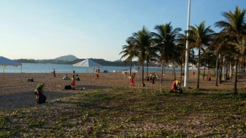 garis recolhendo o lixo na Praia de Camburi no primeiro dia de 2016