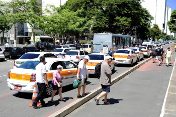 Taxistas transportando turistas