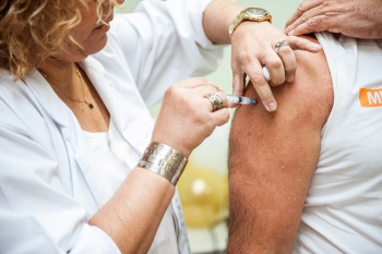 Homem recebe vacina contra gripe no dia da campanha nacional