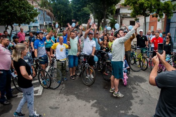 Prefeito faz self com ciclistas na inauguração da ciclofaixa de Fradinhos à Beira-Mar