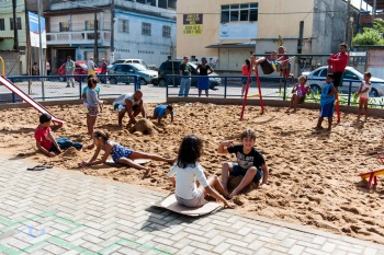 Crianças brincam no parquinho da nova paça do bairro Grande Vitória