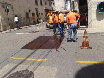 Na Rua DAniel Abreu Machado, em Itararé, a equipe prepara o pavimento para receber o asfalto