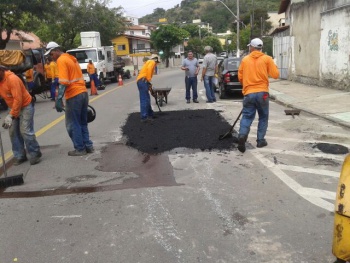 Logo após a rede de drenagem reparada o asfalto é colocado liberando a Rua Coronel Figueiredo