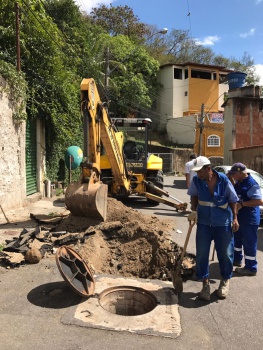 equipe de reparos na rede de drenagem concluiu serviço na Rua Guadalajara, no Bairro Santa Cecília