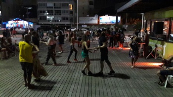 Dança na Praia em Camburi