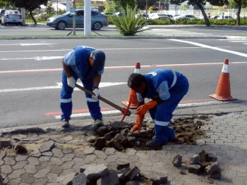 Beira Mar - Os reparos são realizados por profissionais especializados em pavimento de blocos intertravados