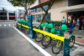 Dez bicicletas do programa Bike Vitória na estação de Goiabeiras, na praça do bairro