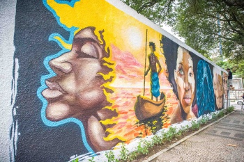 Grafite do Projeto "Conexões" no muro da Praça do Cauê - Parceria Organização Médicos Sem Fronteiras com apoio do projeto "A Arte é Nossa