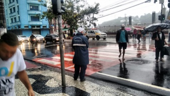 Agentes de trânsito na chuva