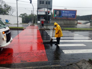 Prefeitura faz grande ação de tapa-buraco em dia de chuva