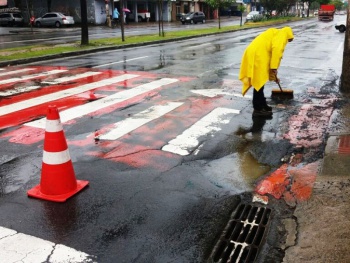 Prefeitura faz grande ação de tapa-buraco em dia de chuva