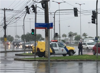 Agentes de trânsito atuando na chuva