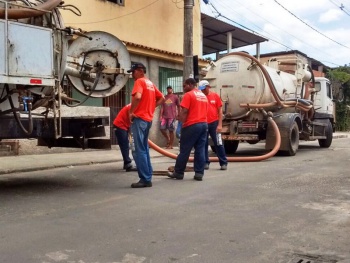 Limpeza em rede de drenagem acontece nas ruas de Inhanguetá