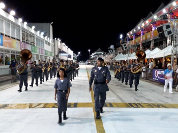 Apresentação da Banda da Polícia Militar antes dos desfiles das escolas de samba