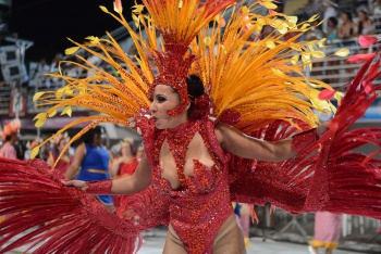 Desfile da Escola de Samba Rosas de Outro no Carnaval 2018