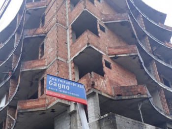 Equipes vistoriam prédio abandonado em Jardim Camburi