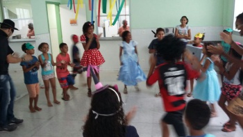 Crianças dançando no Carnaval do Cajun Solon Borges