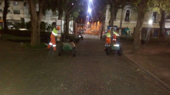 Equipes de limpeza trabalham para manter a cidade limpa durante o carnaval