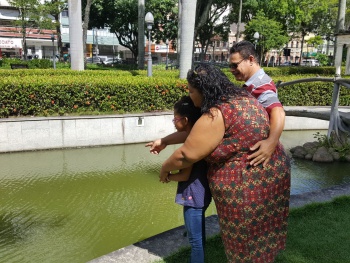 Jucilea e Adenilson de Souza abraçam J. Eles formam uma Família Acolhedora