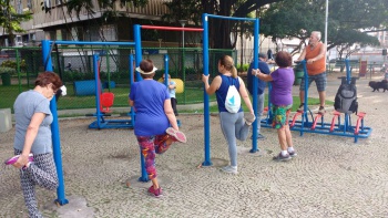 Idosos fazem atividades físicas na Praça Getúlio Vargas