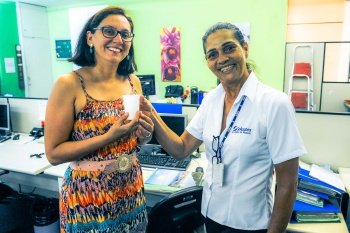 Servidora Celina compartilha chá feito do Jardim Terapêutico da Prefeitura de Vitória
