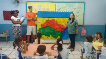 Crianças realizam atividades sobre a importância da água em sala de aula no Cmei Rubens Vervloet
