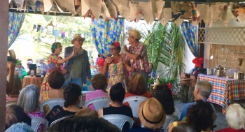 Apresentação de teatro na festa junina do CCTI de Jardim da Penha