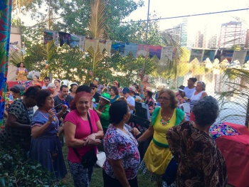Idosos dançam na festa junina do CCTI de Jardim da Penha