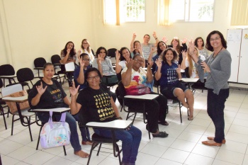 Aula de libras no CRPD: alunos e a professora Luce Matilde Nogueira