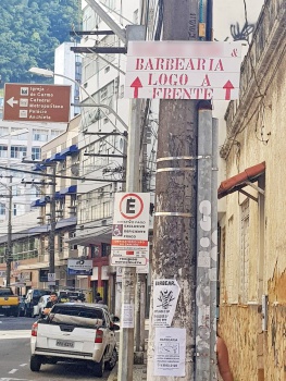 Placa irregular afixada em um poste numa rua de Vitória