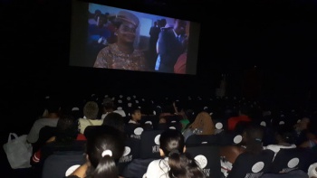 famílias atendidas nos Cras assistem ao filme "Vidas cruzadas, Cine Metrópolis, da Ufes