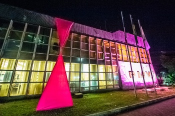 Fachada da Prefeitura de Vitória com iluminação Outubro Rosa