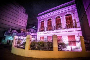Casa Porto com iluminação especial Outubro Rosa