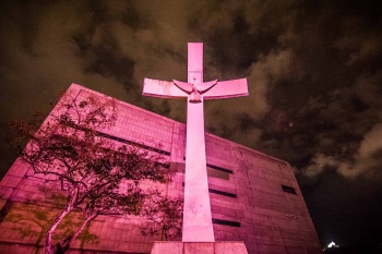 Cruz Reverente na Praça do Papa com iluminação especial Outubro Rosa