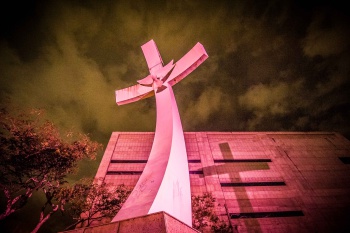 Cruz Reverente na Praça do Papa com iluminação especial Outubro Rosa