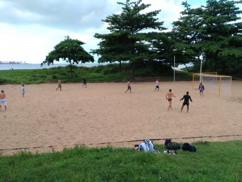 Campo de futebol de areia na praia de Camburi