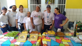 Voluntários da Fundação Telefônica promovem almoço especial no cajun Bonfim