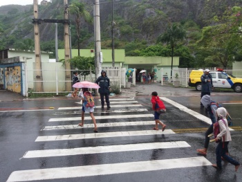 Agentes de trânsito na chuva