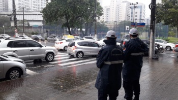 Agentes de trânsito nas chuvas