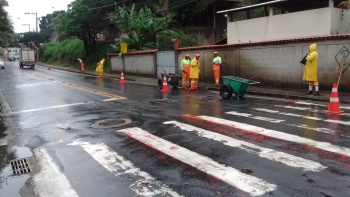 Equipe de limpeza fazendo a limpeza deu ruas da cidade