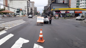 sinalização de ruas e avenidas com buracos para obras