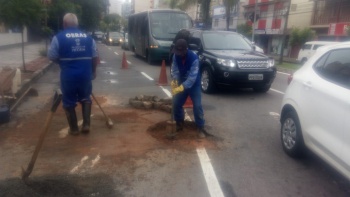 equipe realizando o conserto de rede de drenagem em vias da cidade