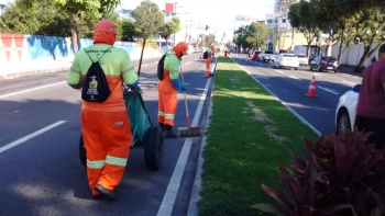 Garis limpam a avenida Nossa Senhora da Penha
