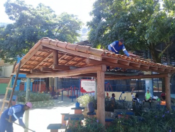 Recuperação de telhado na pracinha de Santa Tereza